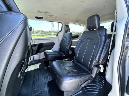 Used 2018 Chrysler Pacifica Touring-L Plus FWD image 19
