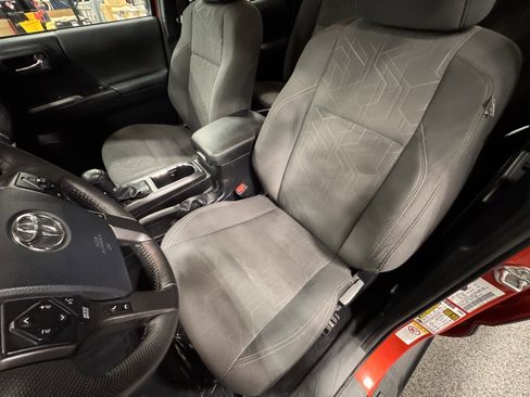 Used 2018 Toyota Tacoma TRD Sport image 18