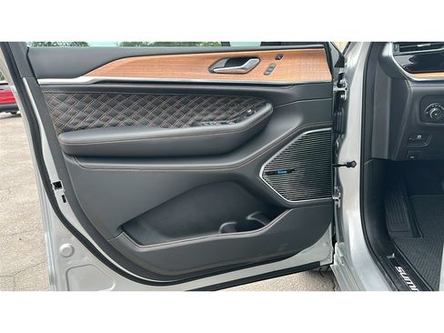New 2026 Jeep Grand Cherokee Summit w/ Obsidian Package AWD/4WD image 11