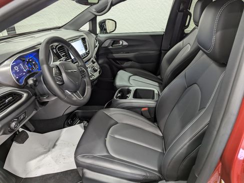 New 2025 Chrysler Pacifica Select image 17