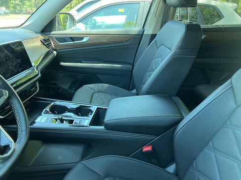 Used 2026 Volkswagen Atlas SE w/ Panoramic Sunroof Package image 9