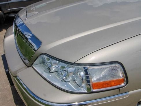 Used 2004 Lincoln Town Car Signature RWD image 6