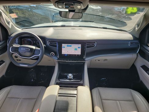 Used 2024 Jeep Wagoneer L Series II w/ Flexible Seating Group image 15