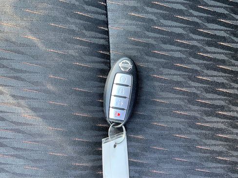 Used 2017 Nissan Rogue SV FWD image 34