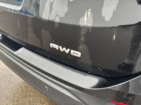 Used 2024 GMC Terrain SLE w/ Driver Convenience Package image 7