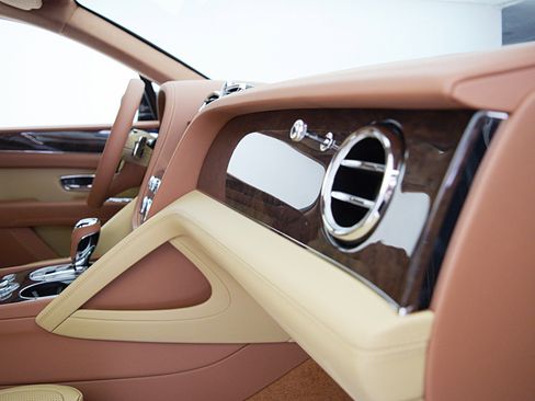 Used 2024 Bentley Bentayga image 32