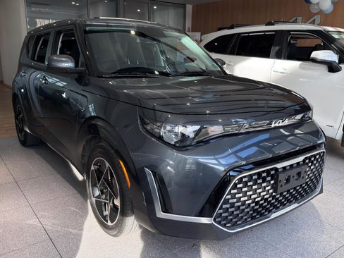 Used 2023 Kia Soul EX image 3