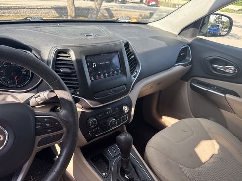 Used 2019 Jeep Cherokee Latitude w/ Popular Appearance Group FWD image 6