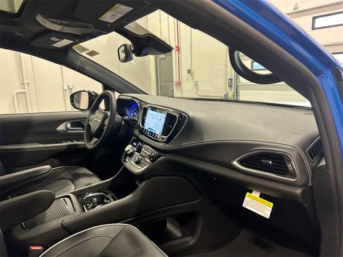 New 2026 Chrysler Pacifica Limited image 34