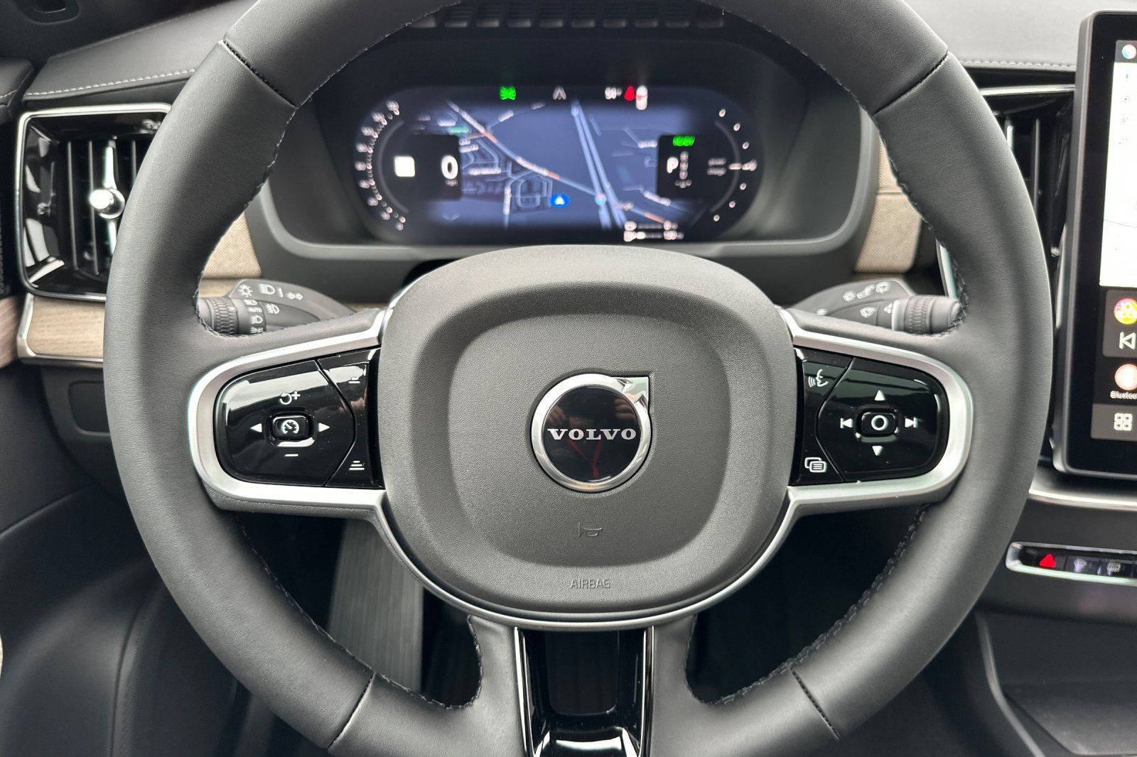 New 2026 Volvo XC90 T8 Plus w/ Protection Package Premier AWD/4WD image 24