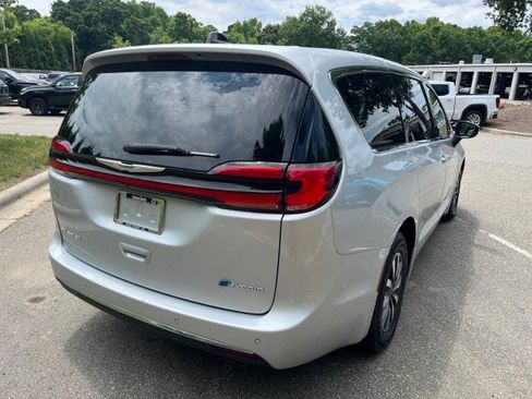 Used 2023 Chrysler Pacifica Touring-L FWD image 11