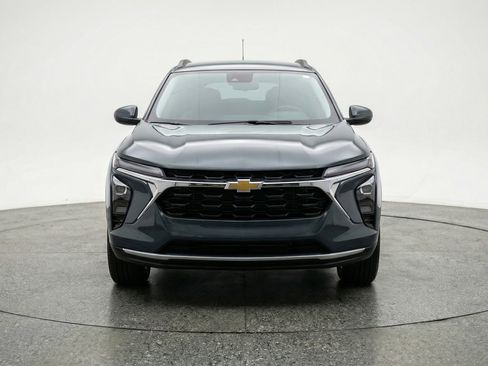 Used 2025 Chevrolet Trax LT FWD image 2