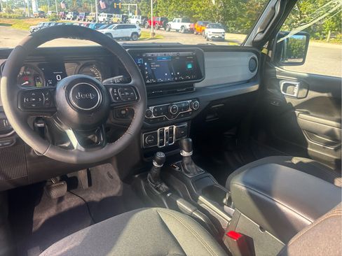 Used 2024 Jeep Wrangler Unlimited w/ Convenience Group AWD/4WD image 10
