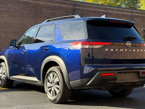 Used 2025 Nissan Pathfinder SV FWD image 5