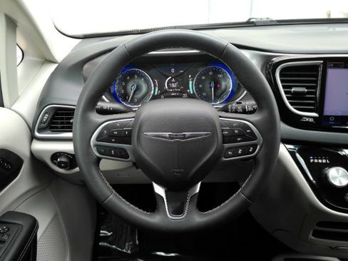 Used 2023 Chrysler Pacifica Touring-L FWD image 38