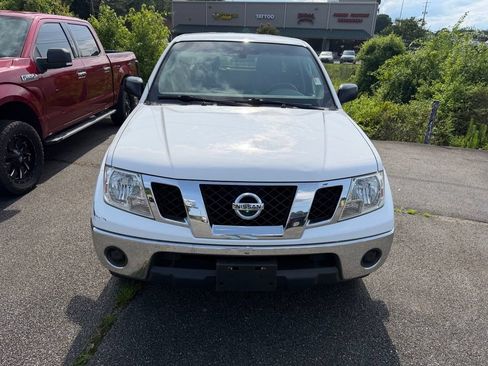 Used 2011 Nissan Frontier SV RWD image 2