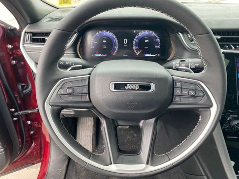 Used 2025 Jeep Grand Cherokee Altitude image 10