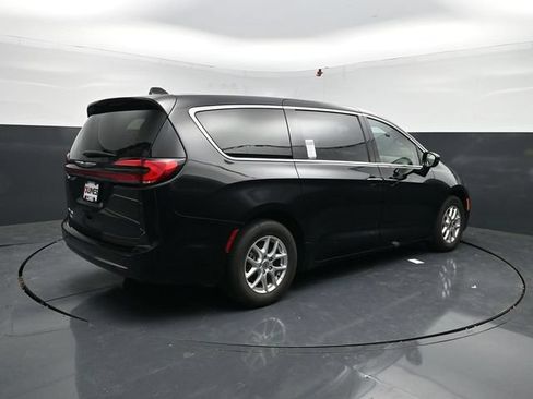 Used 2024 Chrysler Pacifica Touring-L FWD image 8