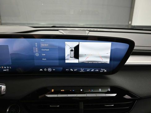 Used 2025 Buick Enclave Preferred w/ Power Package image 17