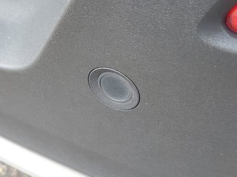 Used 2023 Volvo XC40 B5 Core w/ Convenience Package image 9