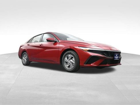 Used 2026 Hyundai Elantra SE FWD image 30
