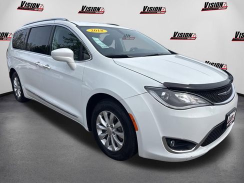 Used 2018 Chrysler Pacifica Touring-L FWD image 3