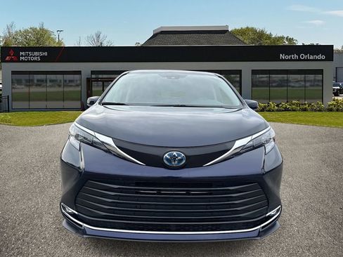 Used 2024 Toyota Sienna XLE image 8