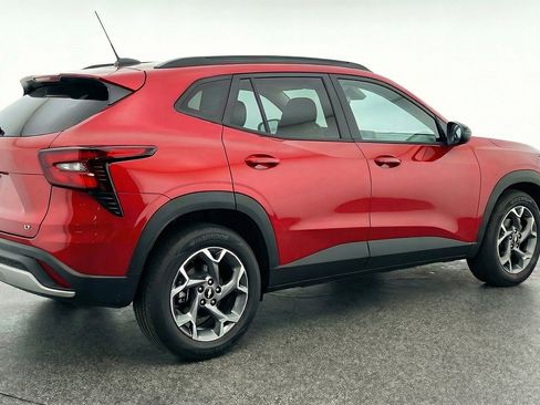Used 2025 Chevrolet Trax LT FWD image 9