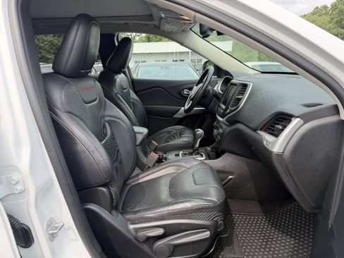 Used 2017 Jeep Cherokee Trailhawk AWD/4WD image 12