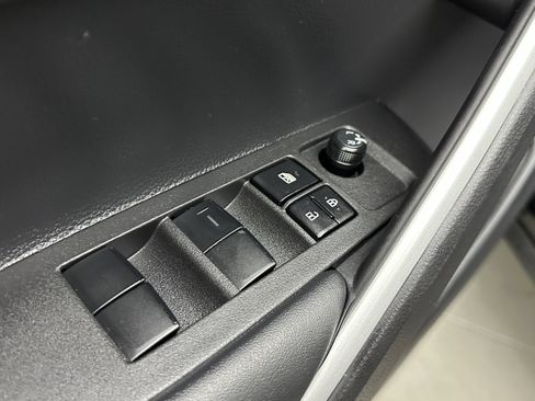 Used 2025 Toyota Corolla Cross LE image 11