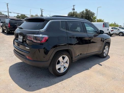 Used 2022 Jeep Compass Latitude FWD image 4