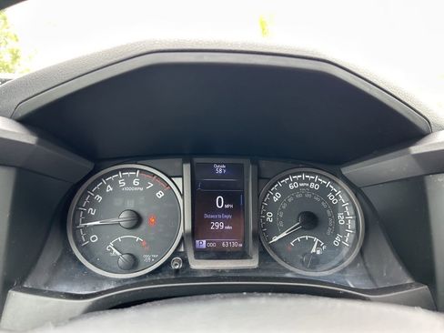 Used 2017 Toyota Tacoma TRD Sport AWD/4WD image 25
