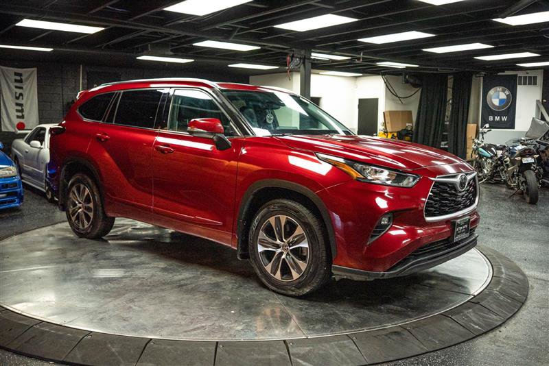 Used 2020 Toyota Highlander XLE AWD/4WD image 5