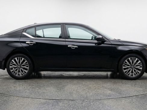 Used 2025 Nissan Altima 2.5 SV image 11