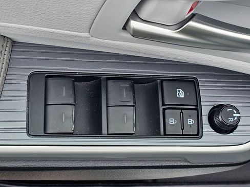 Used 2025 Toyota Sienna XLE image 14