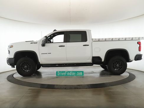 Used 2024 Chevrolet Silverado 2500 ZR2 w/ Technology Package image 9