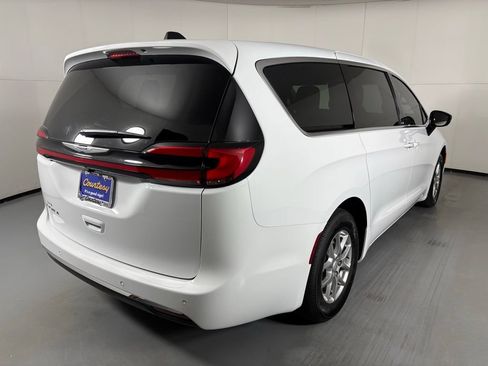 New 2026 Chrysler Pacifica Select FWD image 8