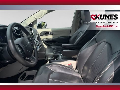 Used 2023 Chrysler Pacifica Touring-L FWD image 22