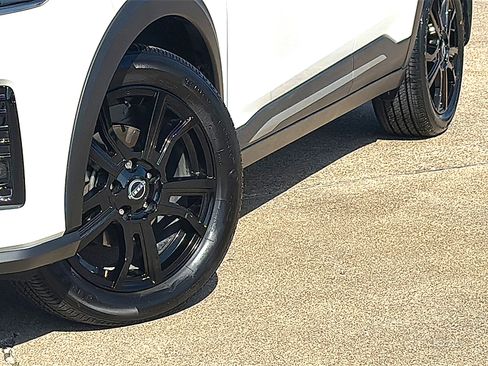 Used 2024 Nissan Kicks SR w/ SR Premium Package image 3