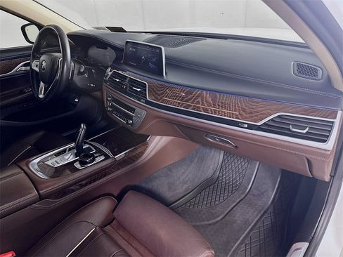 Used 2021 BMW 750i xDrive w/ Executive Package image 32