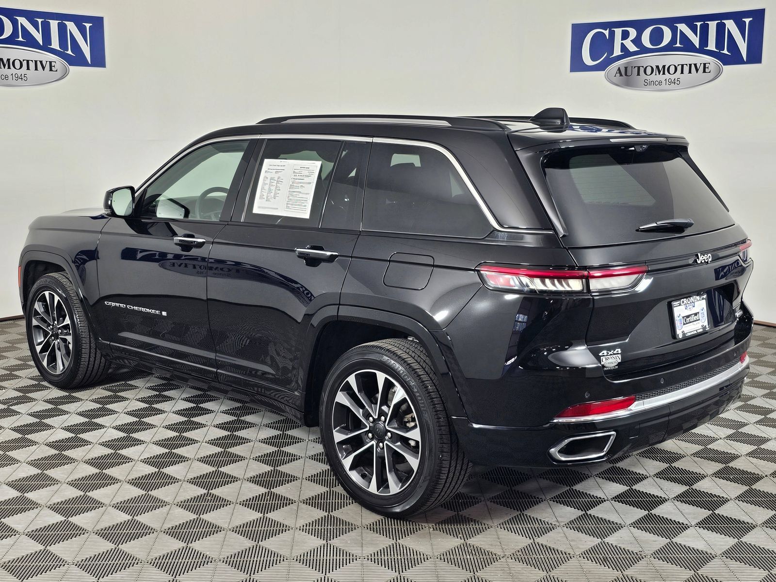 Used 2023 Jeep Grand Cherokee Overland w/ Luxury Tech Group IV AWD/4WD image 40