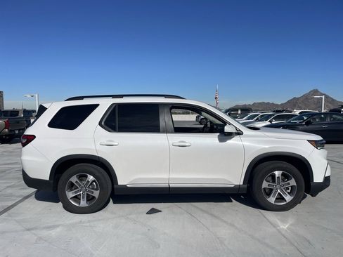 Used 2025 Honda Pilot EX-L image 3