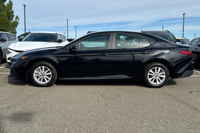 Used 2025 Toyota Camry LE FWD image 9