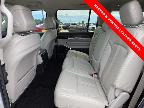 Used 2022 Jeep Wagoneer Series III AWD/4WD image 11