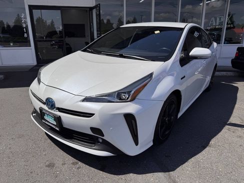 Used 2021 Toyota Prius FWD image 1