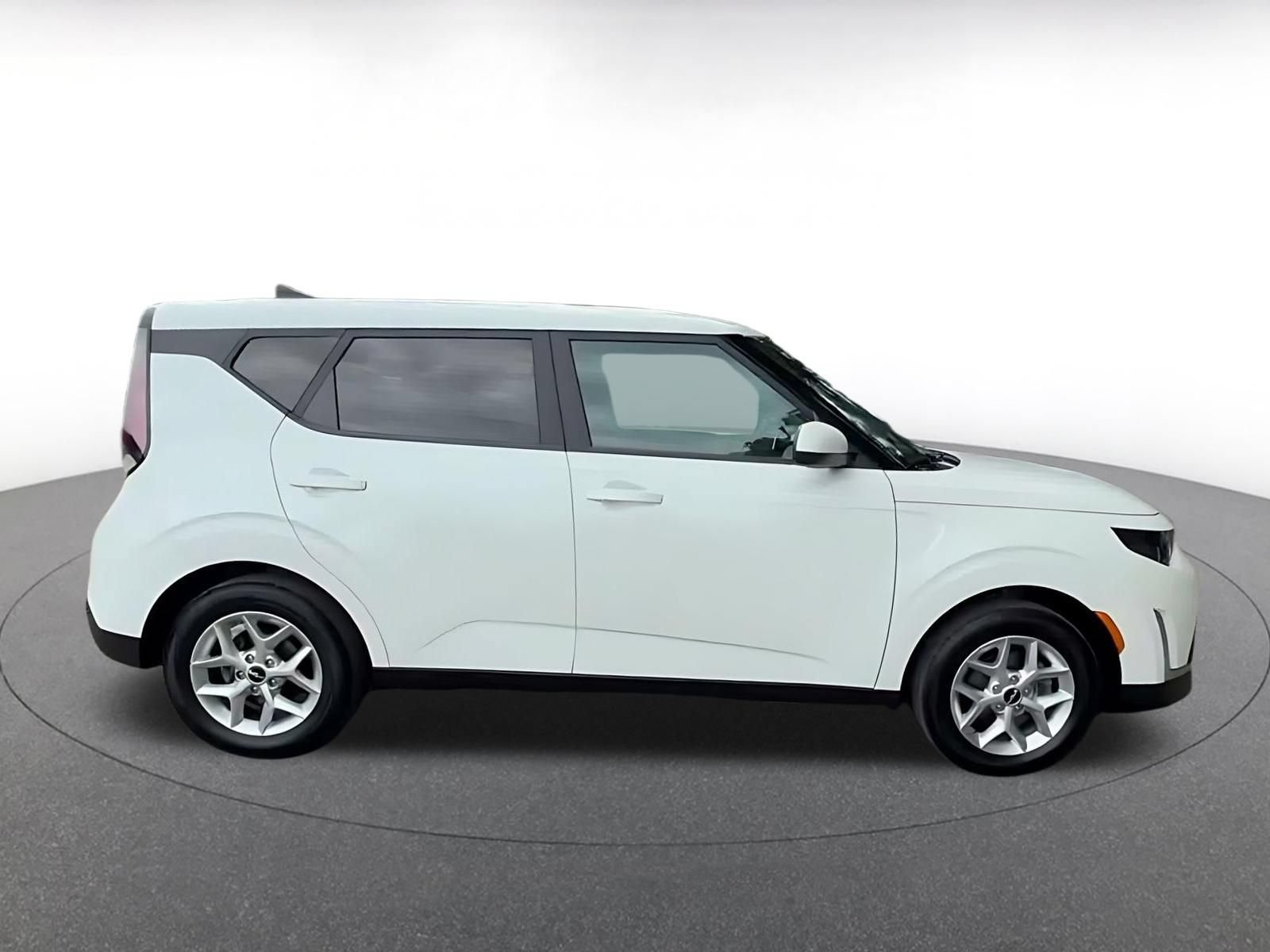 Used 2025 Kia Soul LX w/ LX Technology Package FWD image 15