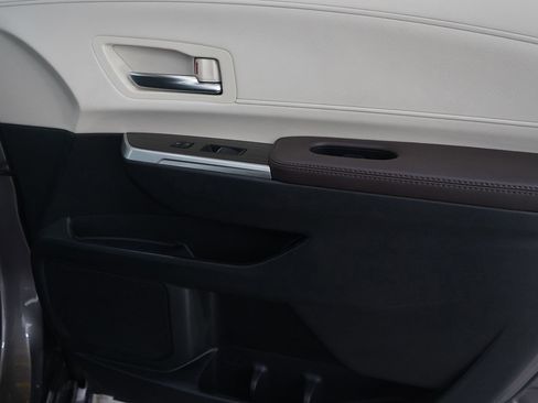 Used 2024 Toyota Sienna Platinum image 9