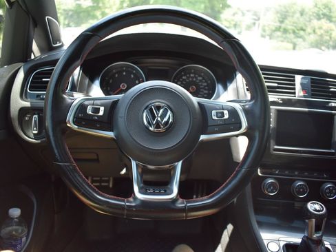 Used 2017 Volkswagen GTI SE FWD image 29
