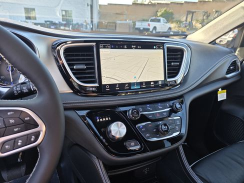 New 2026 Chrysler Pacifica Limited image 15