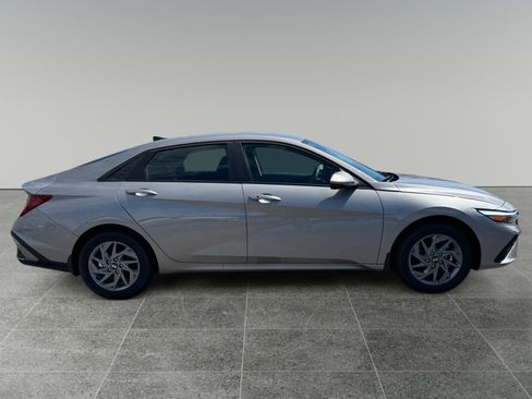 New 2025 Hyundai Elantra Hybrid FWD image 7